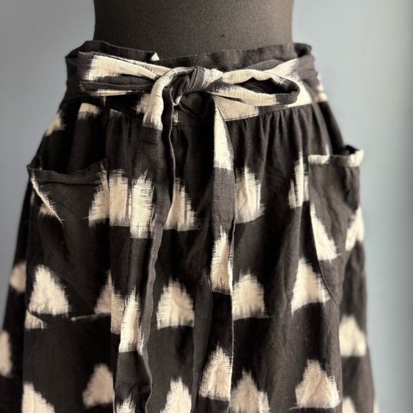 Passion Lilie Black & White Tie Waist Knee Length A-Line Skirt w Pockets - Picture 13 of 14